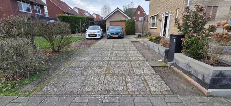 Goede zandbed maken en bestraten van oprit met betonklinkers