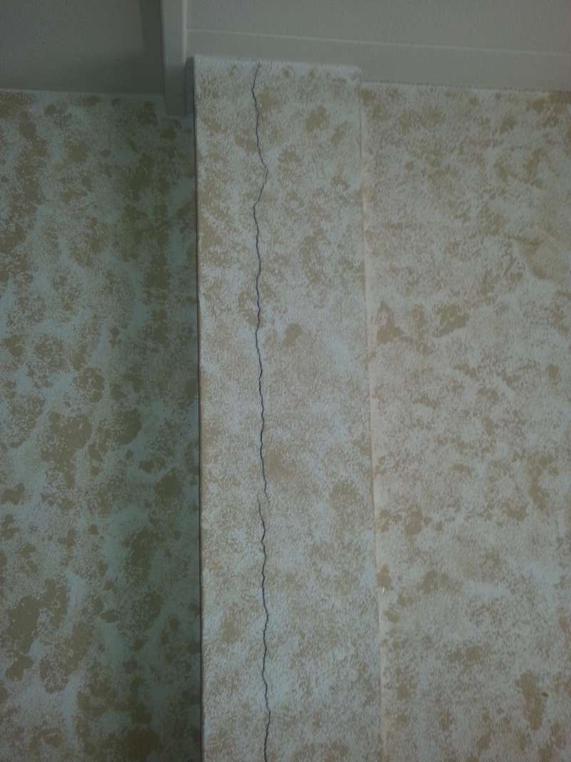 Herstellen scheur in muur + afwerken wand met steenstrips
