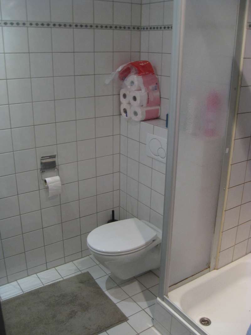 Tegelen badkamer een aansluiten douche + wastafelmeubel